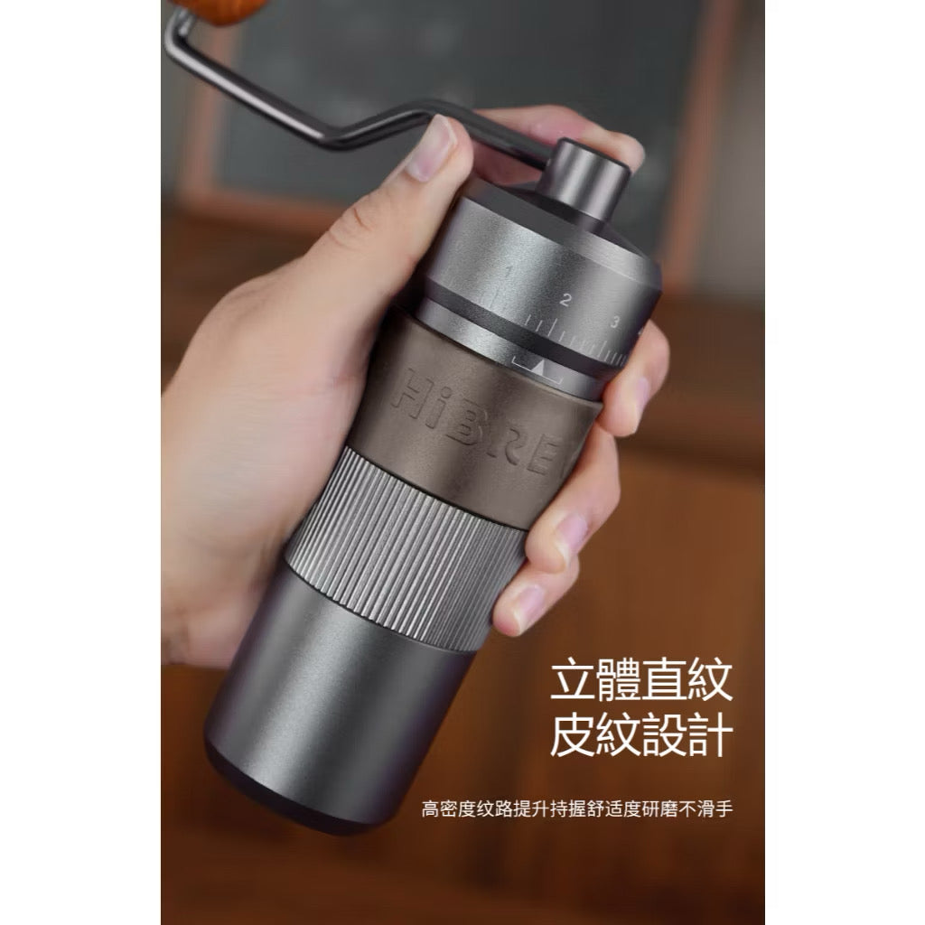 【HiBREW】G4B 外調式手搖磨豆機 420不鏽鋼精鋼六星磨芯 立體皮紋設計研磨不滑手(附便攜包)