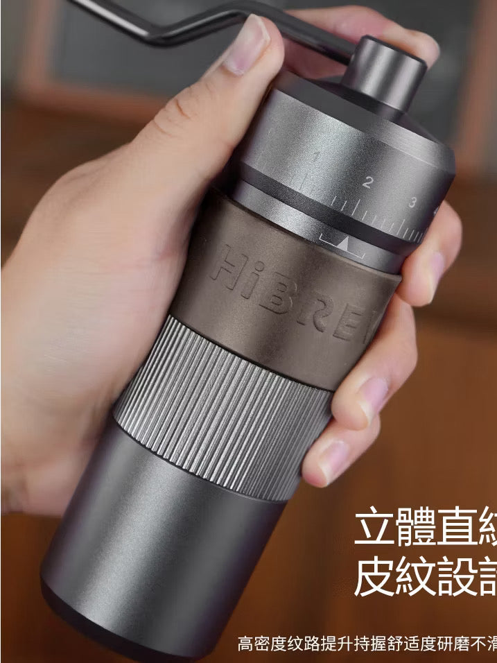 【HiBREW】G4B 外調式手搖磨豆機 420不鏽鋼精鋼六星磨芯 立體皮紋設計研磨不滑手(附便攜包)