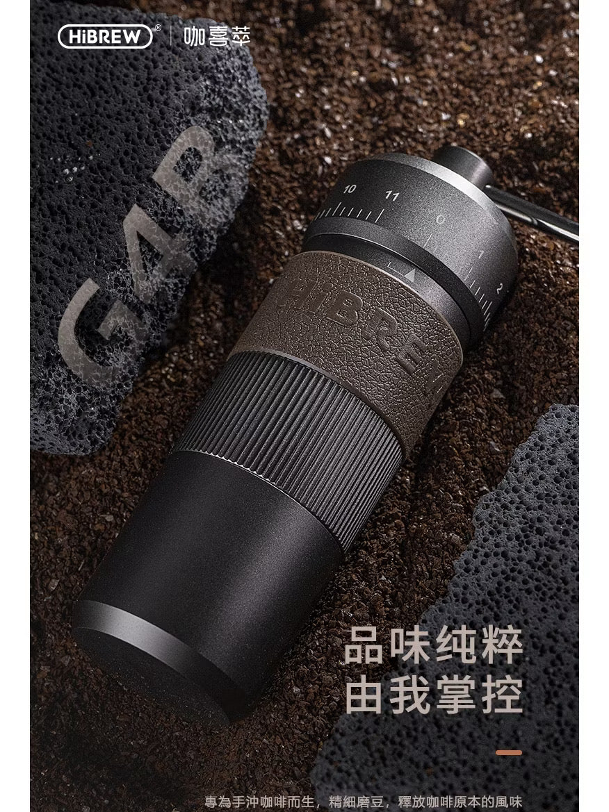 【HiBREW】G4B 外調式手搖磨豆機 420不鏽鋼精鋼六星磨芯 立體皮紋設計研磨不滑手(附便攜包)